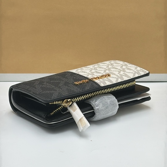Michael Kors Jet Set Medium Two-Tone
Logo Wallet
Wallet
Color: Black Multi - Picture 7 of 12